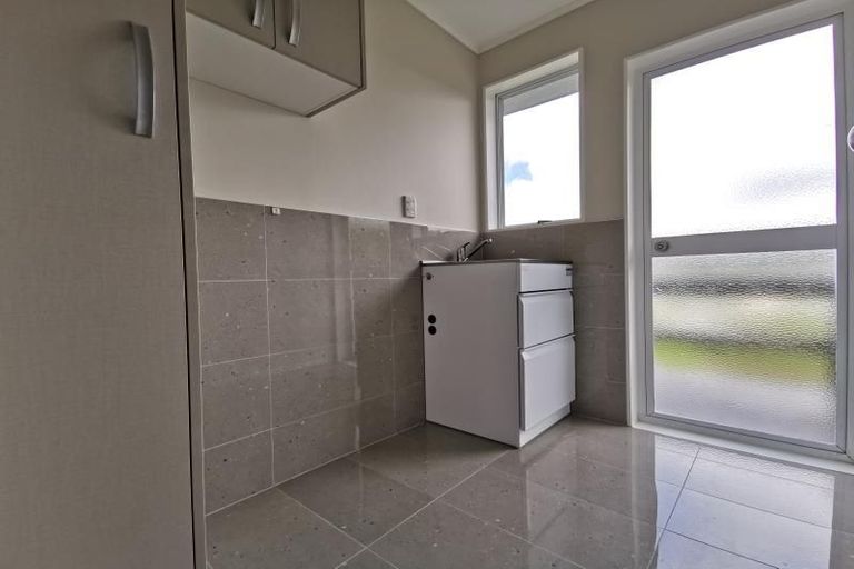 Photo of property in 12 Evesham Place, Newlands, Wellington, 6037