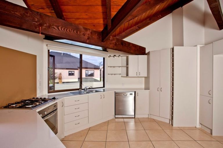 Photo of property in 2/15 Montgomery Avenue, Rothesay Bay, Auckland, 0630