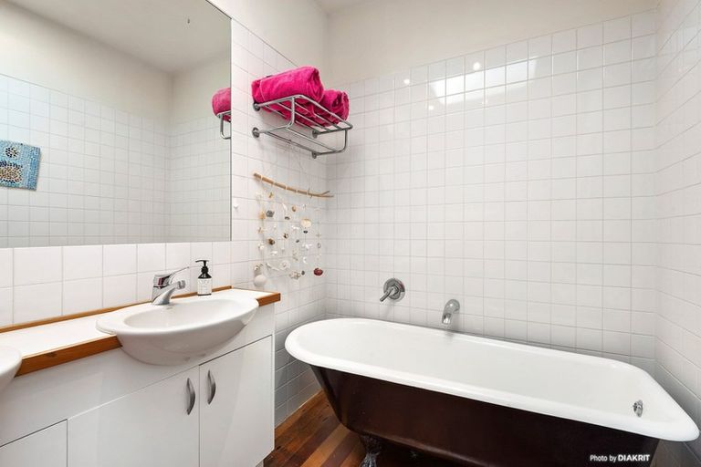 Photo of property in 18 Creswick Terrace, Northland, Wellington, 6012