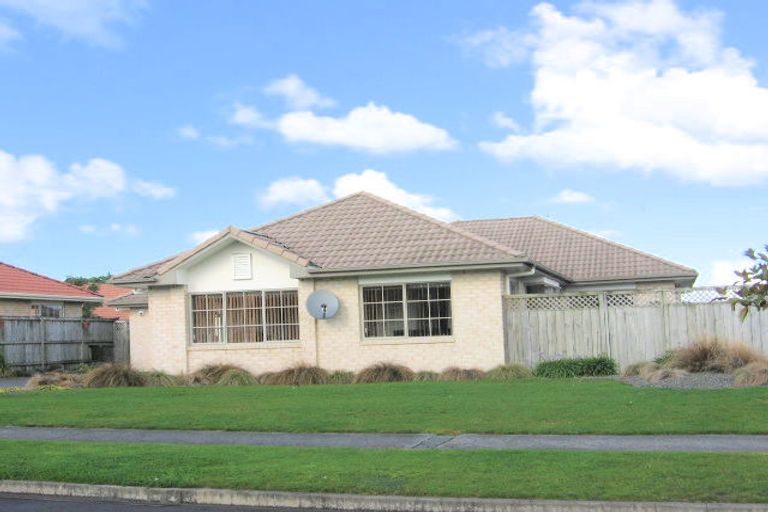 Photo of property in 6 Claremont Way, East Tamaki Heights, Auckland, 2016