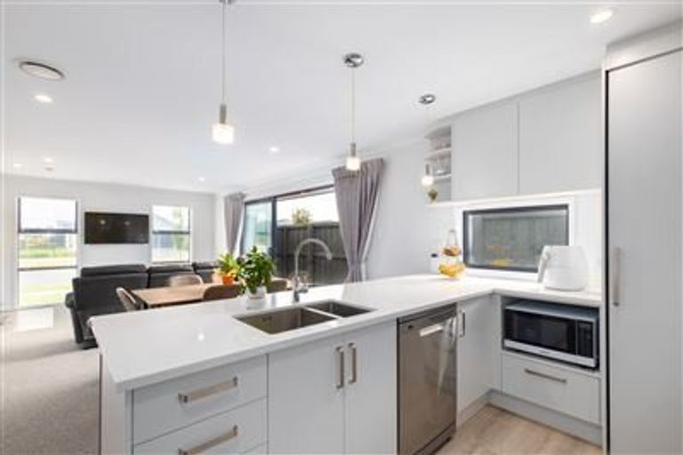 Photo of property in 16 Northmoor Boulevard, Rolleston, 7615