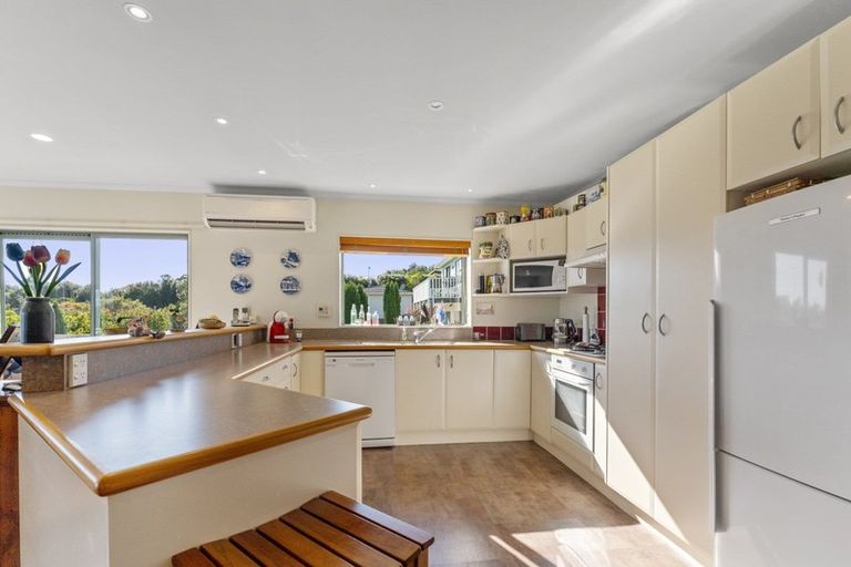 Photo of property in 49a Kakariki Grove, Waikanae, 5036