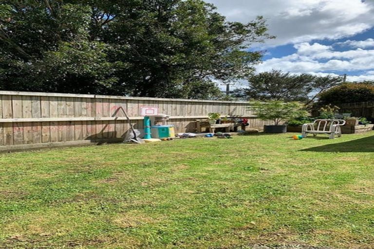Photo of property in 2/72 Aeroview Drive, Beach Haven, Auckland, 0626