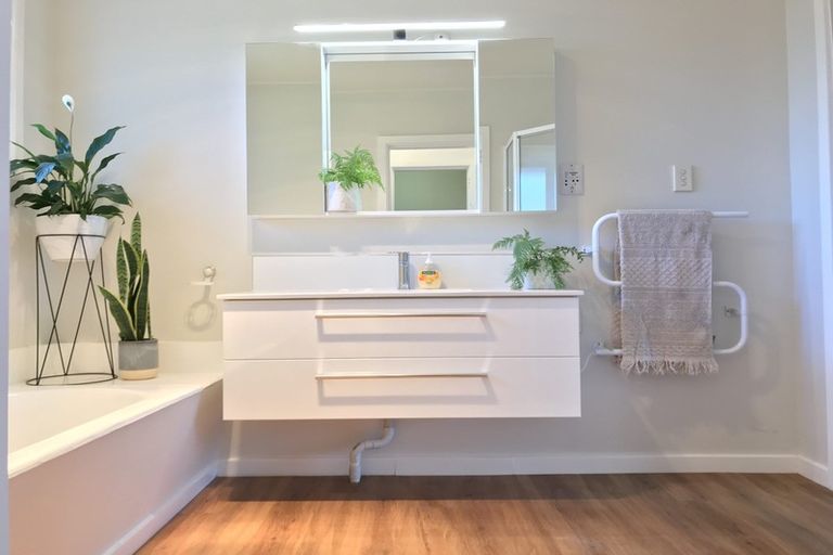 Photo of property in 14 Parkview Place, Avonhead, Christchurch, 8042