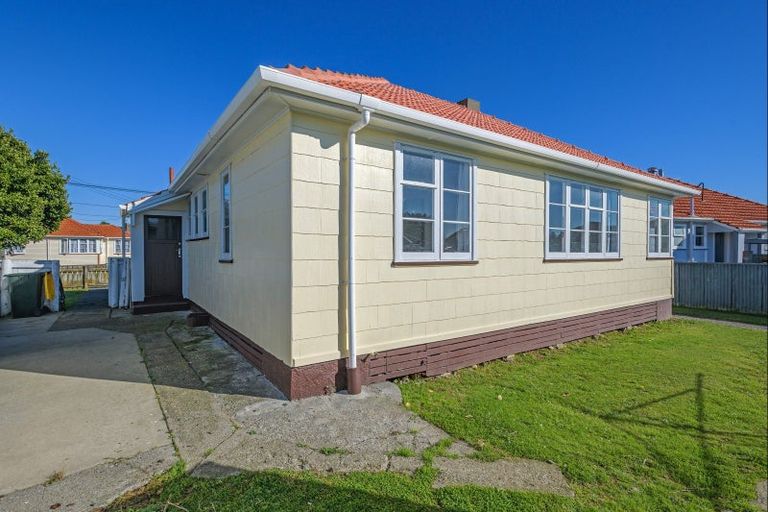 Photo of property in 18 Goldsmith Crescent, Levin, 5510