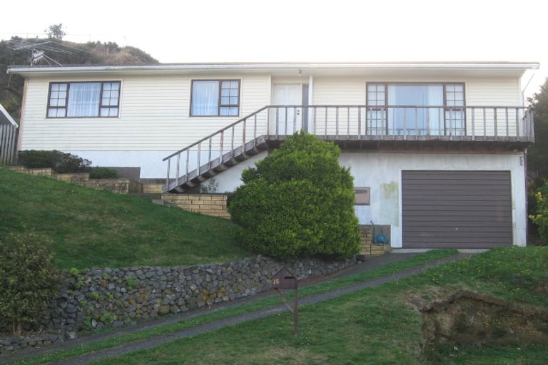 Photo of property in 15 Somes Crescent, Newlands, Wellington, 6037
