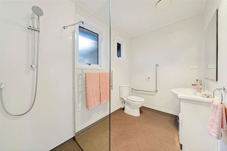 Photo of property in 4 Rixon Place, Te Atatu Peninsula, Auckland, 0610