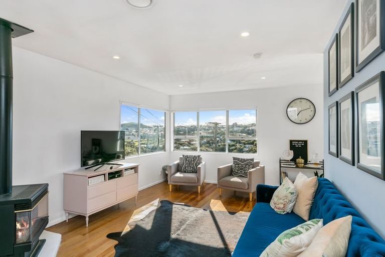 Photo of property in 8 Innes Way, Newlands, Wellington, 6037