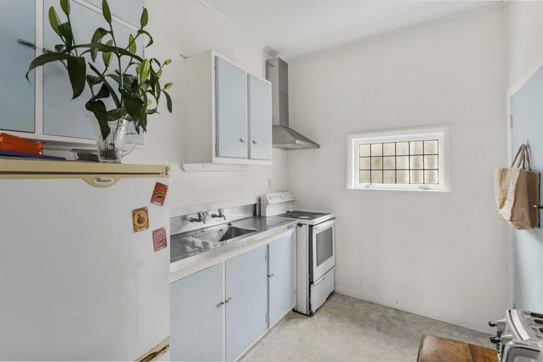 Photo of property in 142 Kelburn Parade, Kelburn, Wellington, 6012