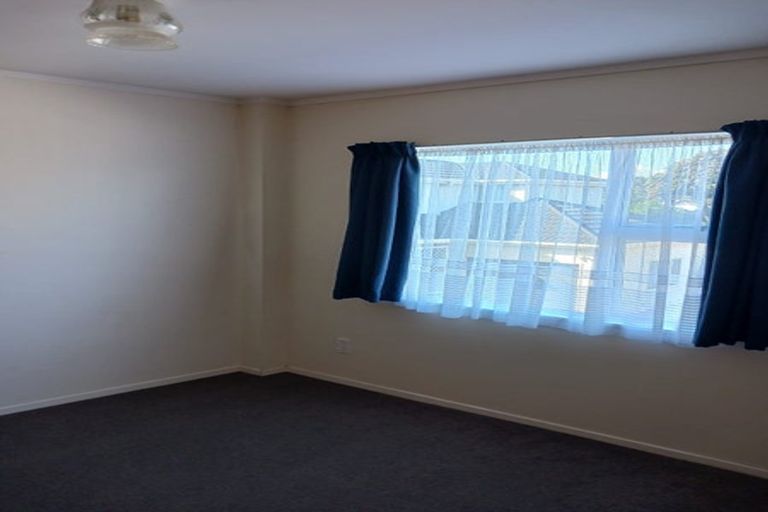 Photo of property in 2/15 Apu Crescent, Lyall Bay, Wellington, 6022