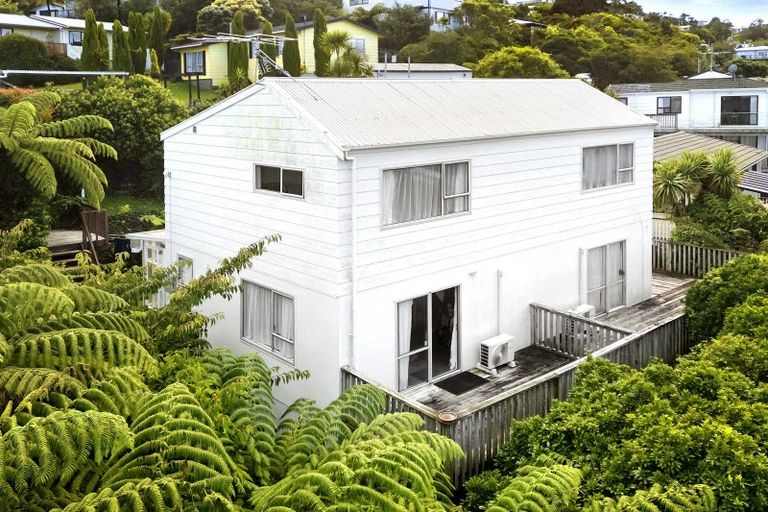 Photo of property in 32b Cheltenham Terrace, Newlands, Wellington, 6037