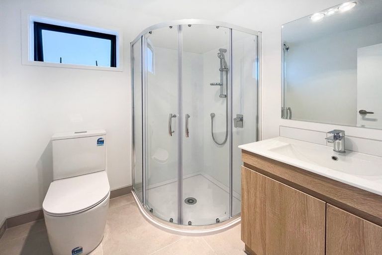 Photo of property in 70 Rauemi Way, Te Atatu South, Auckland, 0610