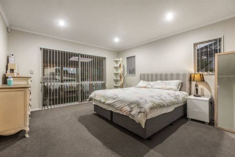 Photo of property in 8 Mcwhirters Farm Lane, Massey, Auckland, 0614