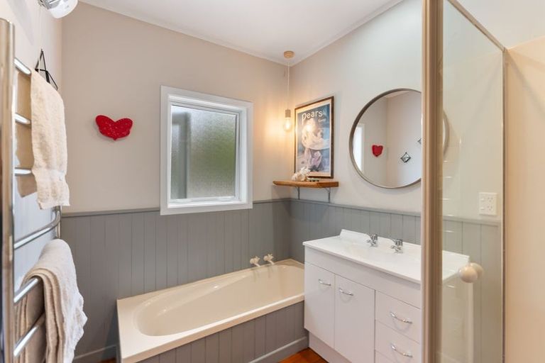 Photo of property in 12 Rawene Street, Waikanae, 5036