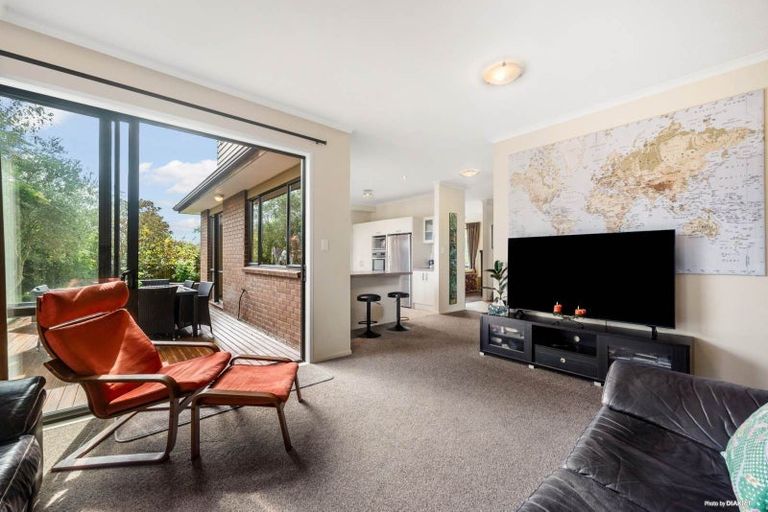 Photo of property in 8 Seamount Drive, Red Beach, 0932