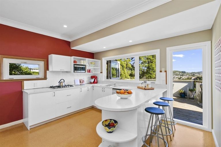 Photo of property in 9 Shortland Street, Khandallah, Wellington, 6035