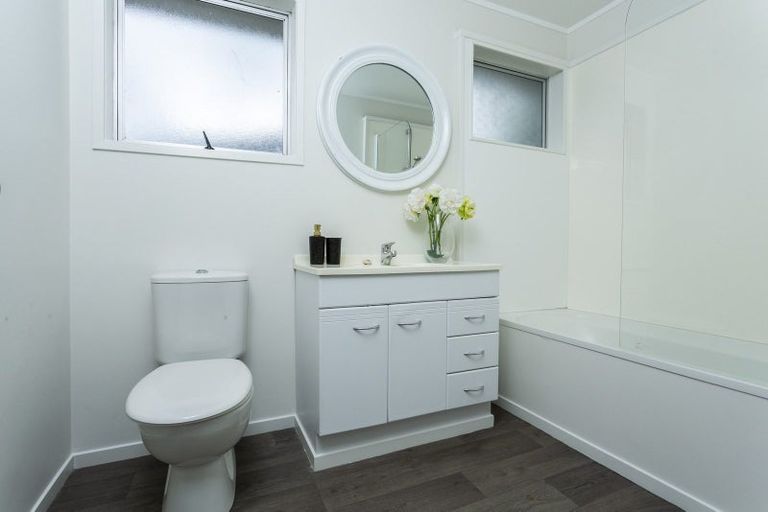 Photo of property in 22 St Catherine Crescent, West Harbour, Auckland, 0618