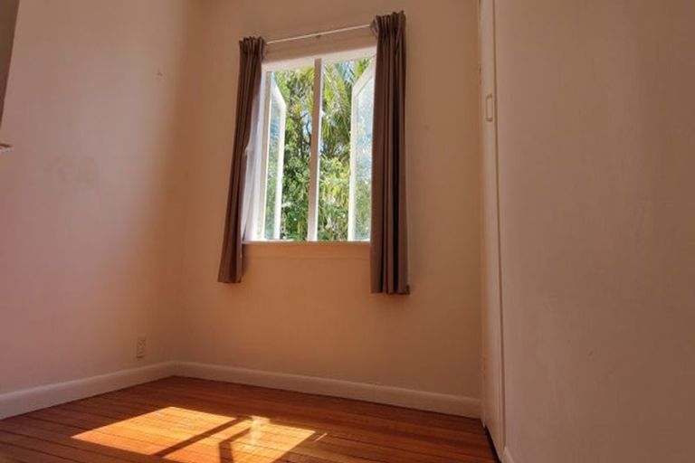 Photo of property in 2/180 Lake Road, Northcote, Auckland, 0627