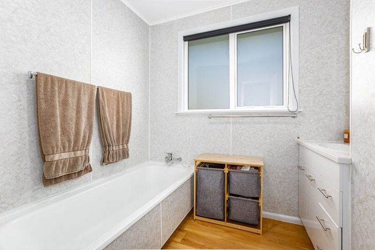 Photo of property in 43 Mark Avenue, Paparangi, Wellington, 6037