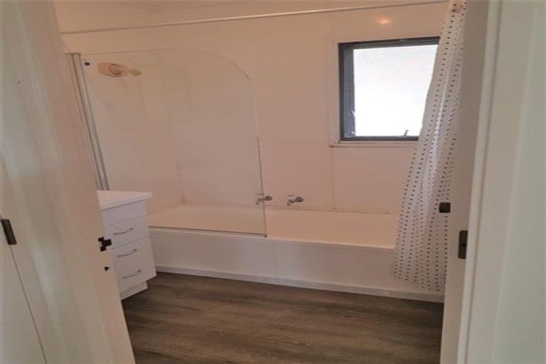 Photo of property in 2/21 Walnut Lane, Browns Bay, Auckland, 0630