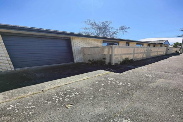 Photo of property in 2 Garrison Street, Carterton, 5713
