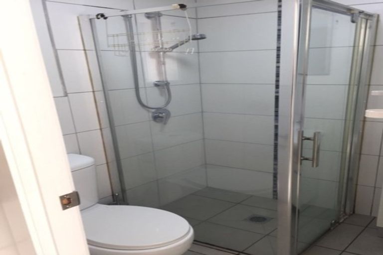 Photo of property in 2/70 Hogans Road, Glenfield, Auckland, 0629