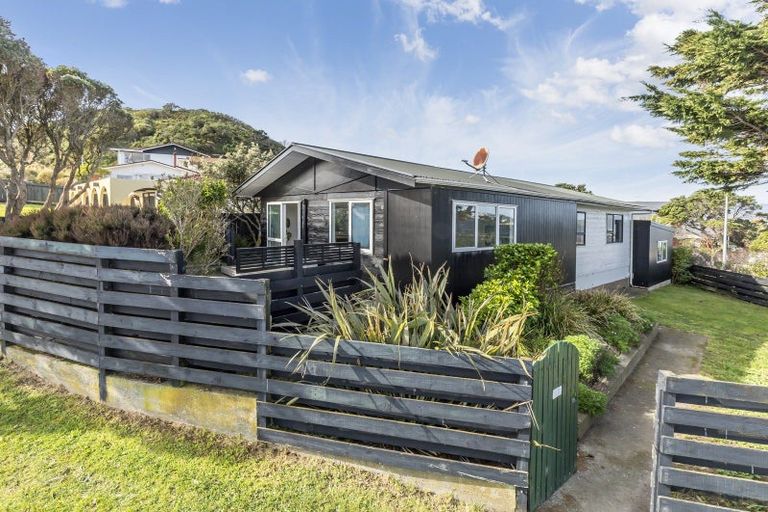 Photo of property in 28 Arahanga Grove, Maupuia, Wellington, 6022
