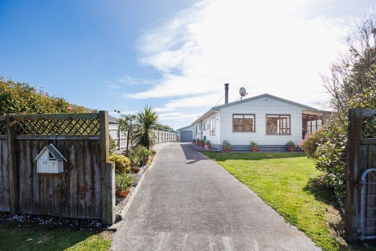 Photo of property in 18 Thomas Place, Foxton Beach, Foxton, 4815