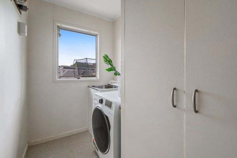 Photo of property in 10 Santiago Crescent, Unsworth Heights, Auckland, 0632