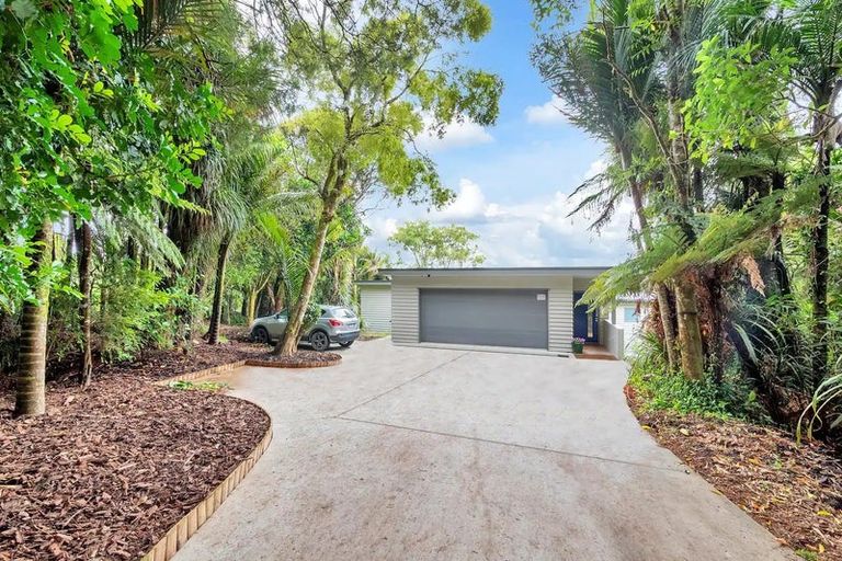 Photo of property in 23 Quinns Road, Waiatarua, Auckland, 0612