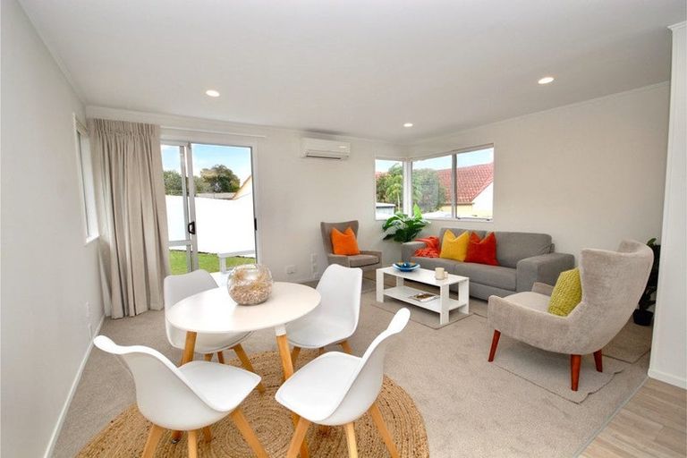 Photo of property in 1/17 Athena Drive, Totara Vale, Auckland, 0629