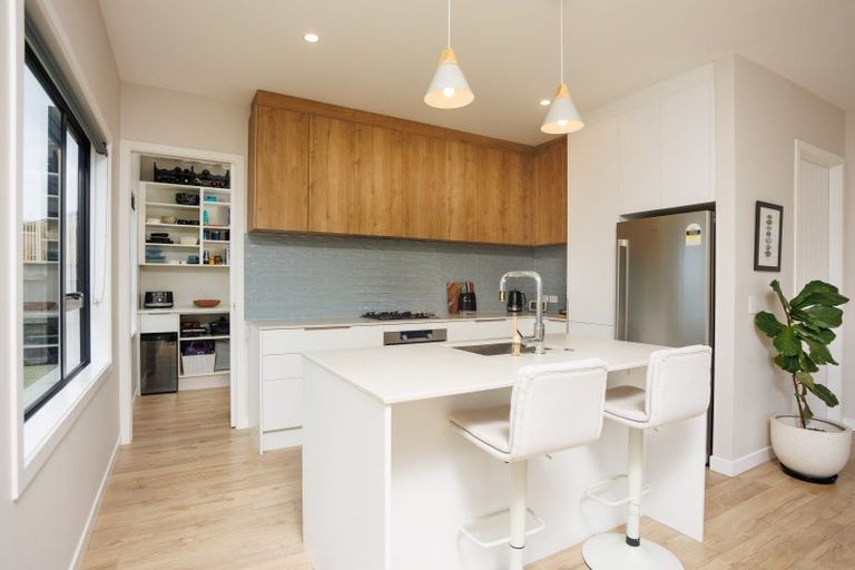 Photo of property in 31 Boeing Way, Newlands, Wellington, 6037