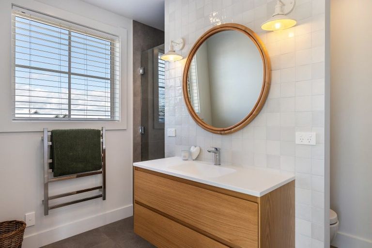 Photo of property in 5 Lens Way, Acacia Bay, Taupo, 3385