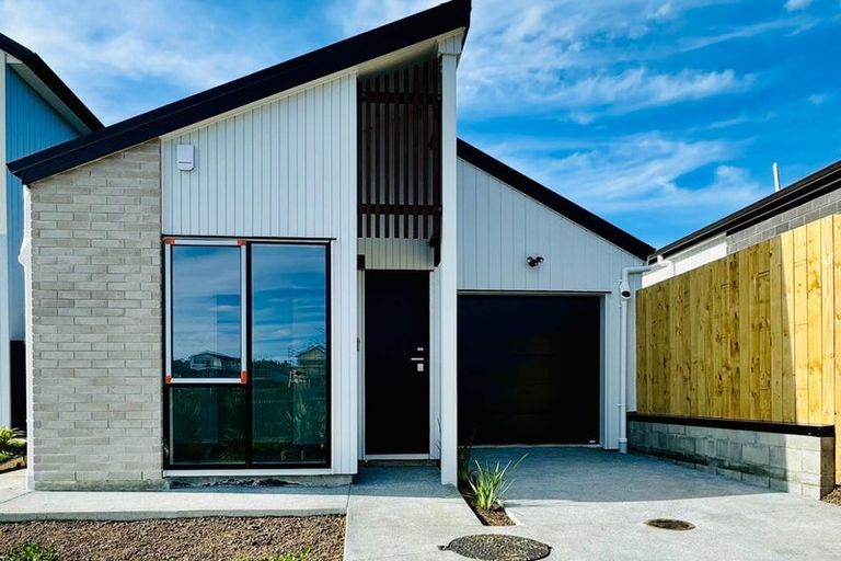 Photo of property in 38 Papai Lane, Massey, Auckland, 0614