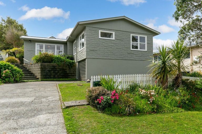 Photo of property in 16 Stewart Drive, Newlands, Wellington, 6037