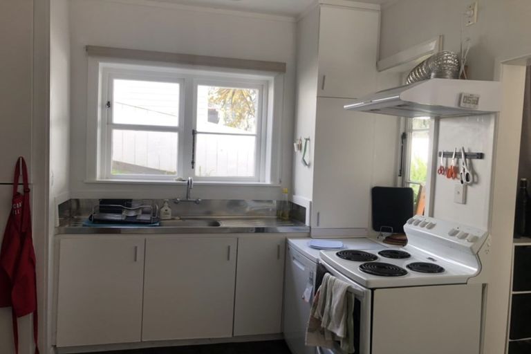 Photo of property in 2/18 Reid Road, New Lynn, Auckland, 0600