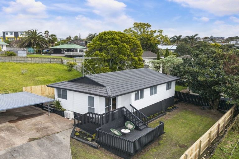 Photo of property in 8 Halloran Place, Massey, Auckland, 0614