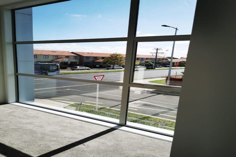 Photo of property in 1 Folkes Lane, New Lynn, Auckland, 0600