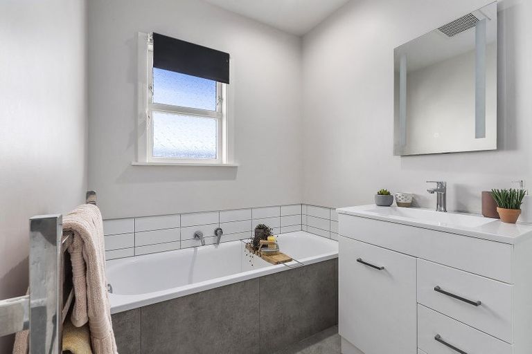 Photo of property in 19 Oswald Crescent, Paparangi, Wellington, 6037