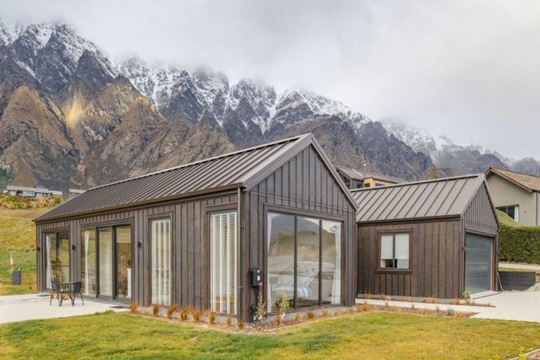 Photo of property in 16 Kinross Lane, Jacks Point, Queenstown, 9371