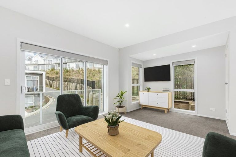 Photo of property in 5 Kohu Way, Whitby, Porirua, 5024