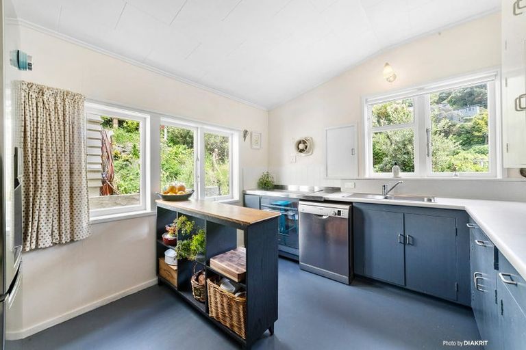 Photo of property in 120 Sutherland Road, Melrose, Wellington, 6023