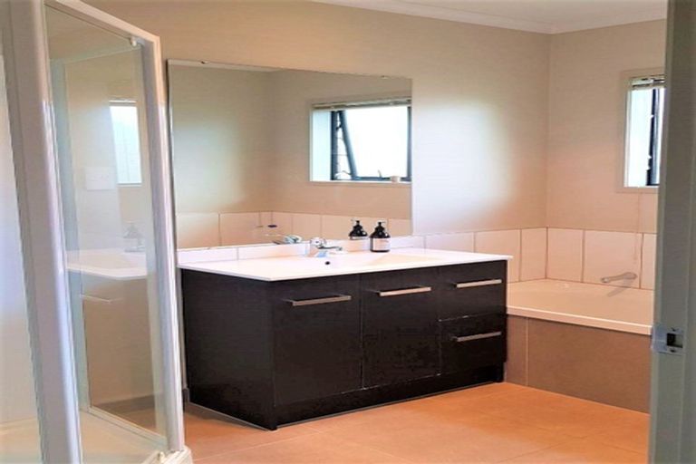 Photo of property in 19 Saltwood Street, Red Beach, 0932