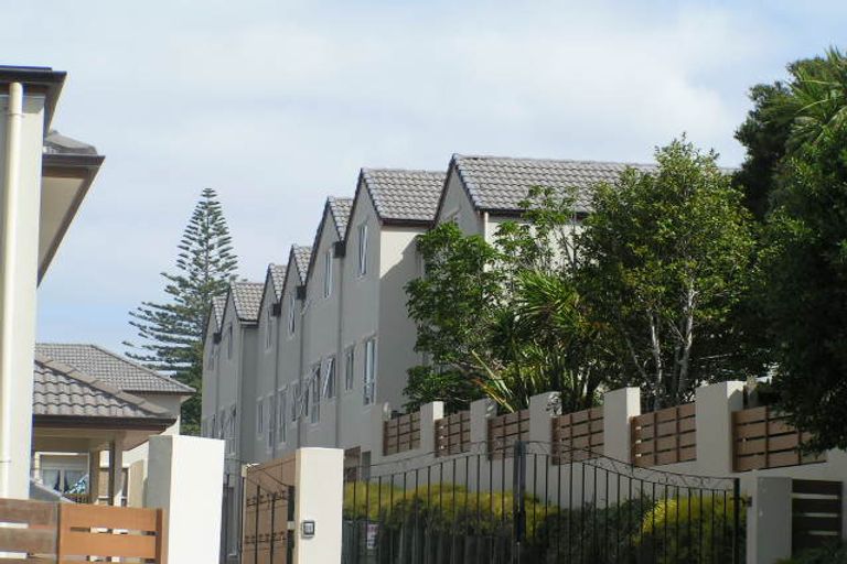 Photo of property in 2/57 Gladstone Road, Northcote, Auckland, 0627
