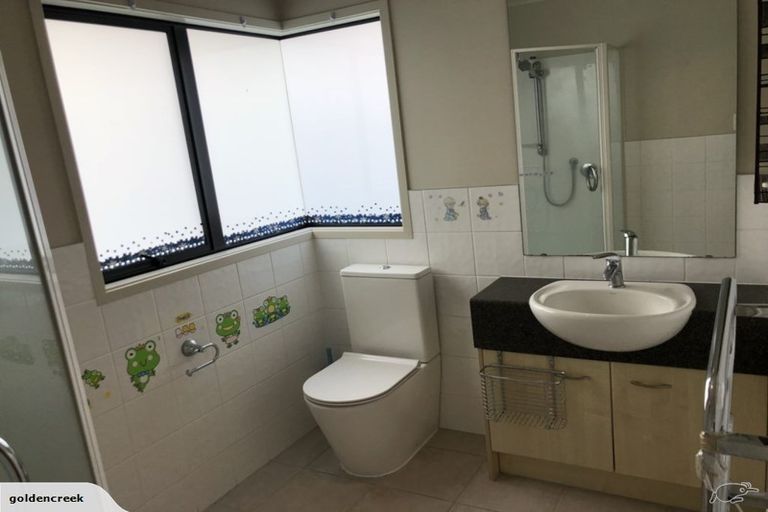 Photo of property in 11 Siena Place, Te Atatu Peninsula, Auckland, 0610