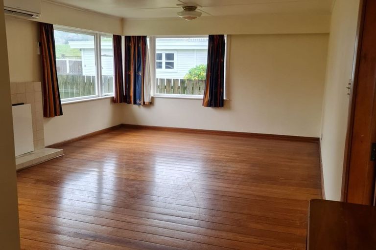 Photo of property in 70 Broderick Road, Johnsonville, Wellington, 6037