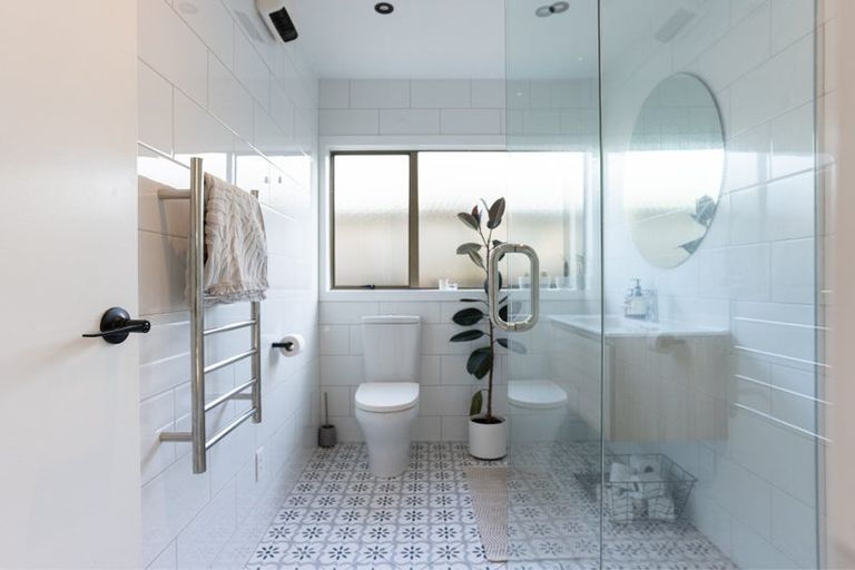 Photo of property in 1/45 Unsworth Drive, Unsworth Heights, Auckland, 0632