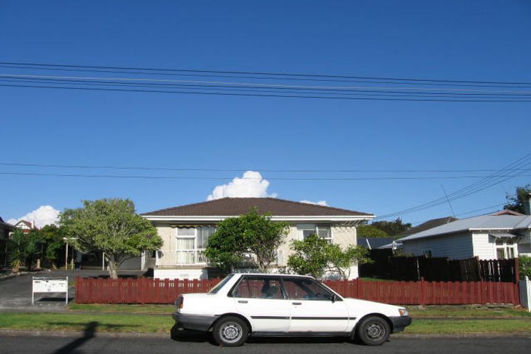 Photo of property in 2/31 Craigbank Avenue, New Lynn, Auckland, 0600