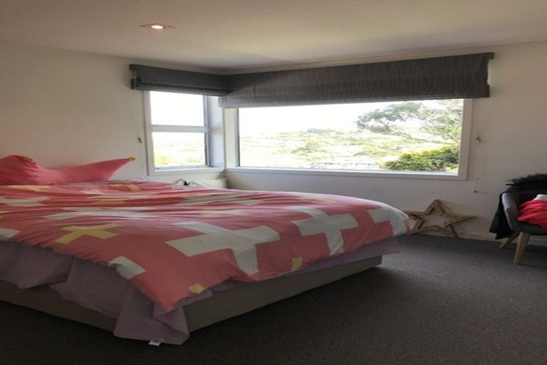 Photo of property in 11b Pinkerton Grove, Newlands, Wellington, 6037