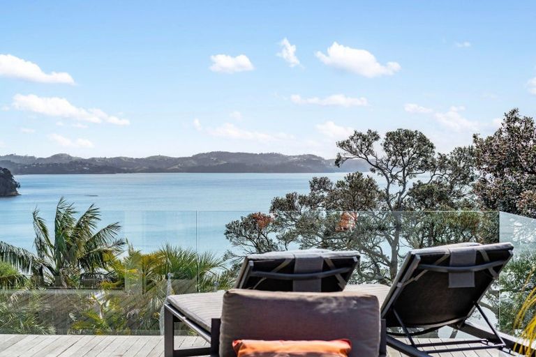 Photo of property in 33 Chelverton Terrace, Red Beach, 0932